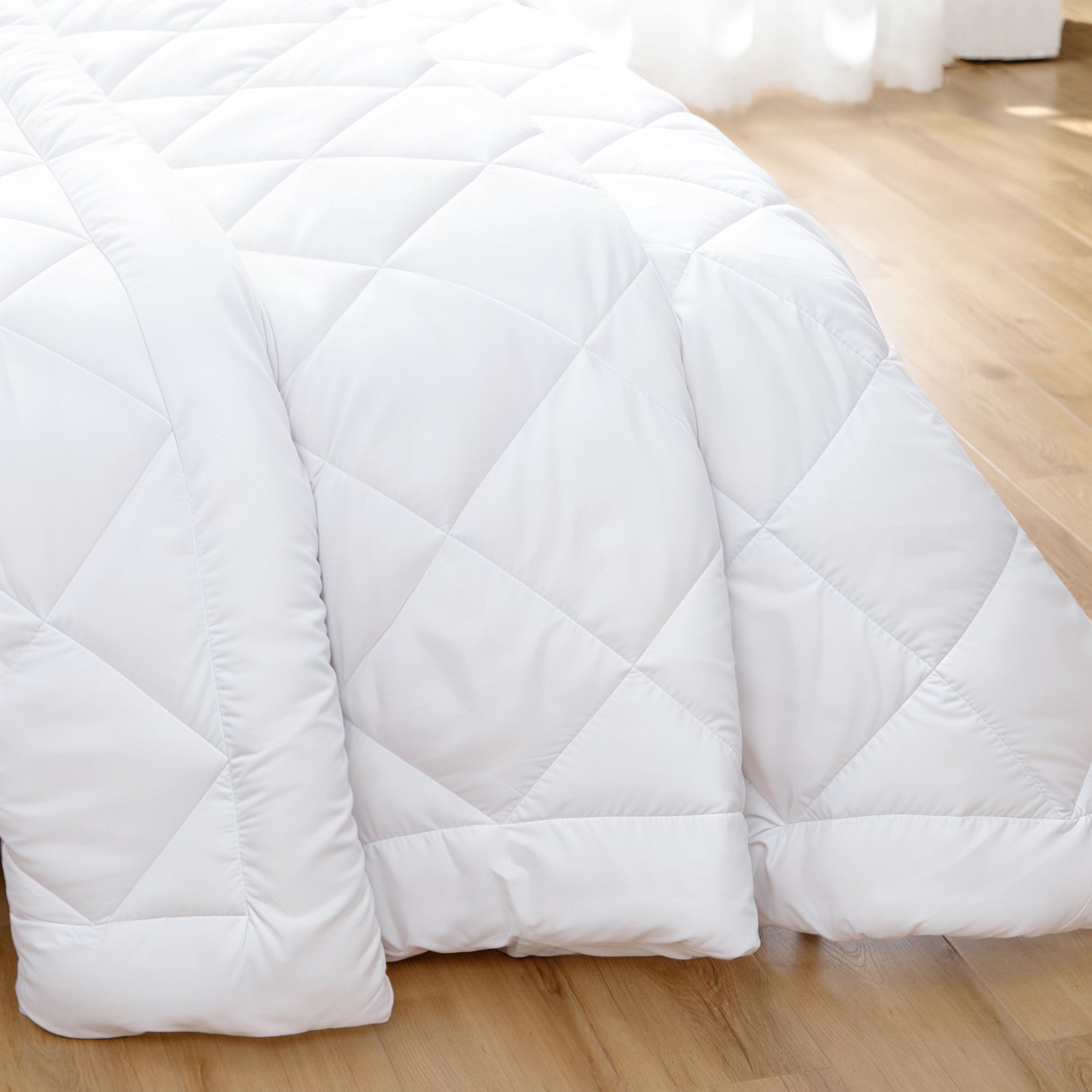 White microfibre bamboo blend all season quilt in Queen size