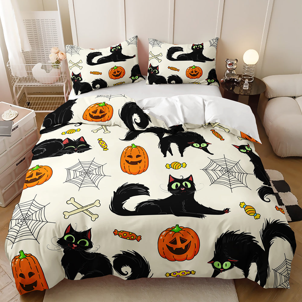 Black cats and smiling pumpkins with spiderwebs on a cream Halloween quilt cover set